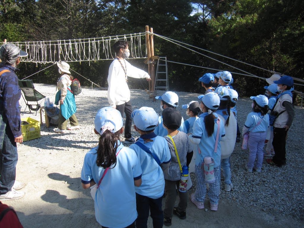 岐阜県多治見市のビーバースカウトが自然の中で楽しく遊んでいる様子